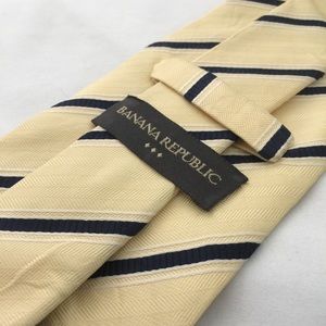 Banana Republic men’s tie suit